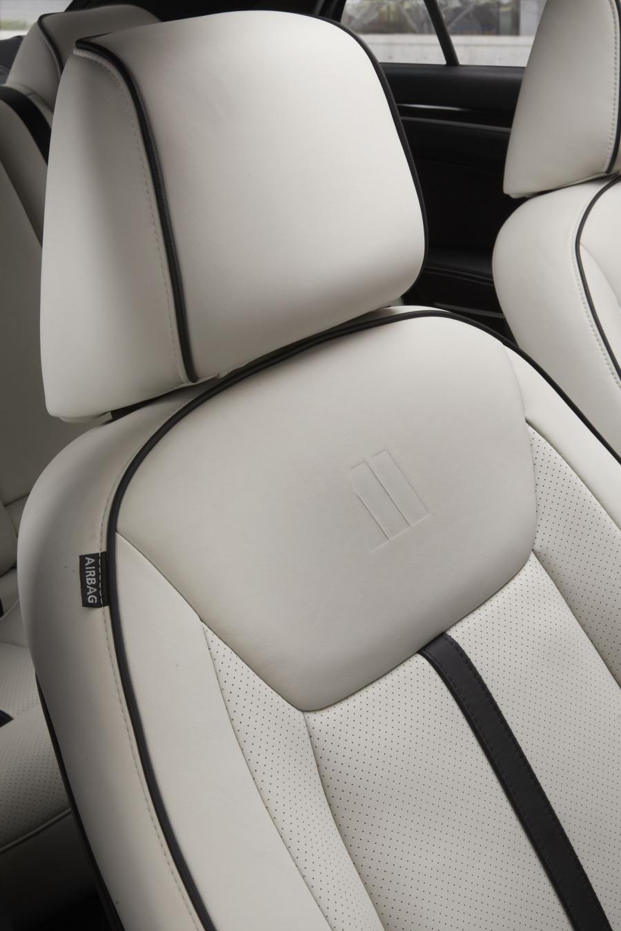  Chrysler 300C Motown Edition 2013 года  (фото 8 из 39)